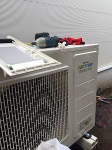 蓄熱式床暖房システムヒートポンプ式熱源機