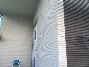 ドライジョイント工法サイディング板ツートン張り玄関