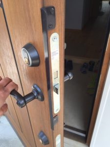 木質断熱ドアの目隠しプレート