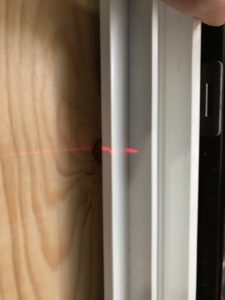 樹脂窓枠取付時のレーザー水準器での取付確認