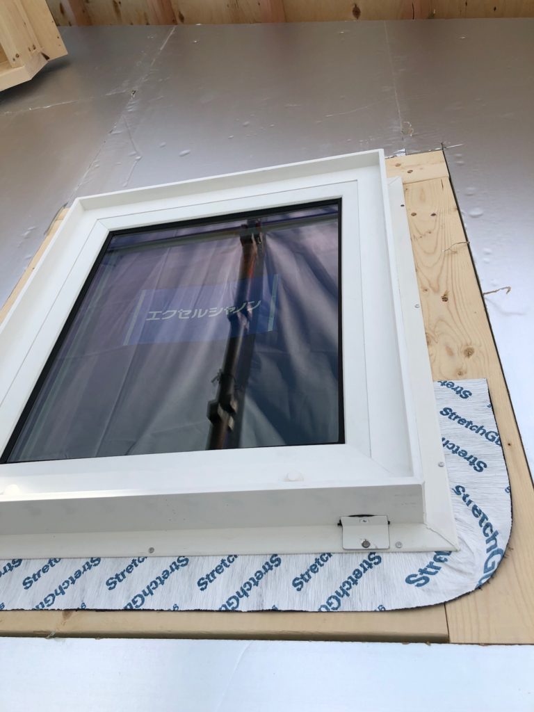 開口部樹脂サッシ窓台部 伸張性防水角部材貼り状況