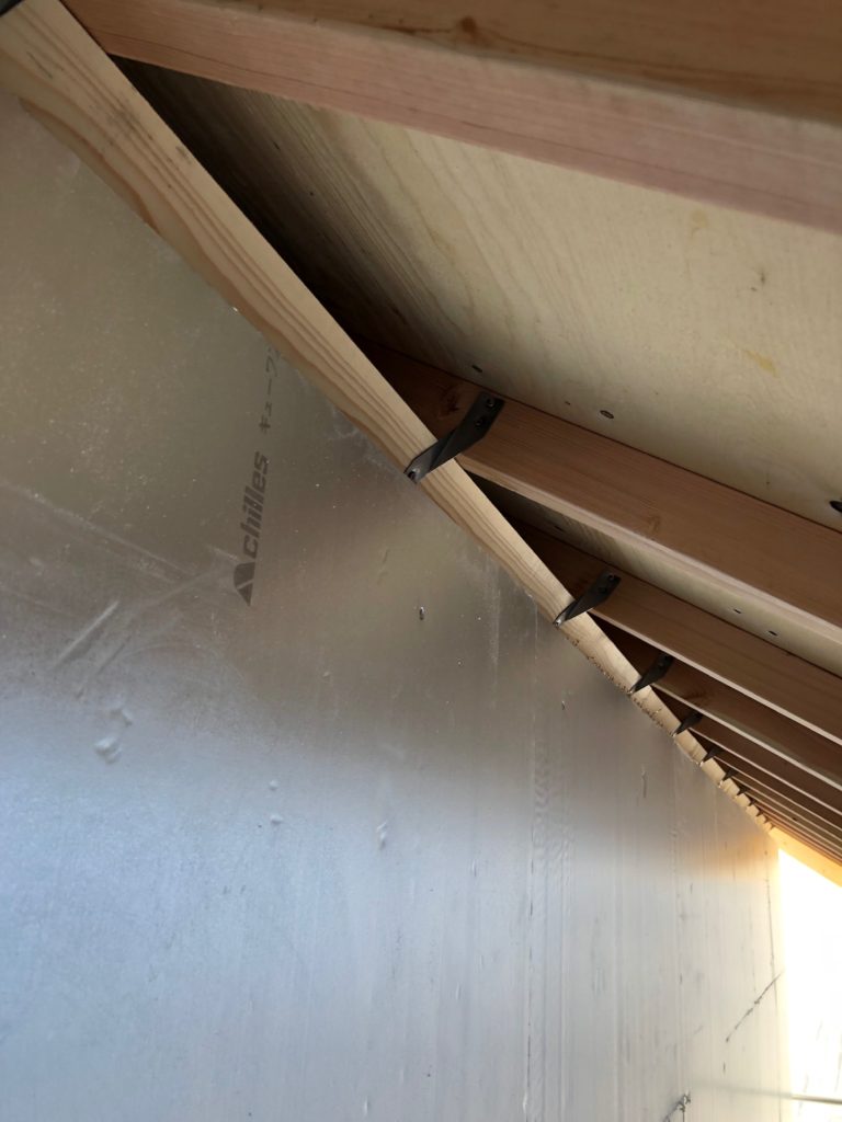 屋根断熱材木土手部と二層目屋根通気垂木煽り止め金物緊結状況