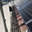 スノーメルト 太陽光ソーラーパネル落雪防止フエンス 結束線結び作業中 屋根6寸勾配西側方向