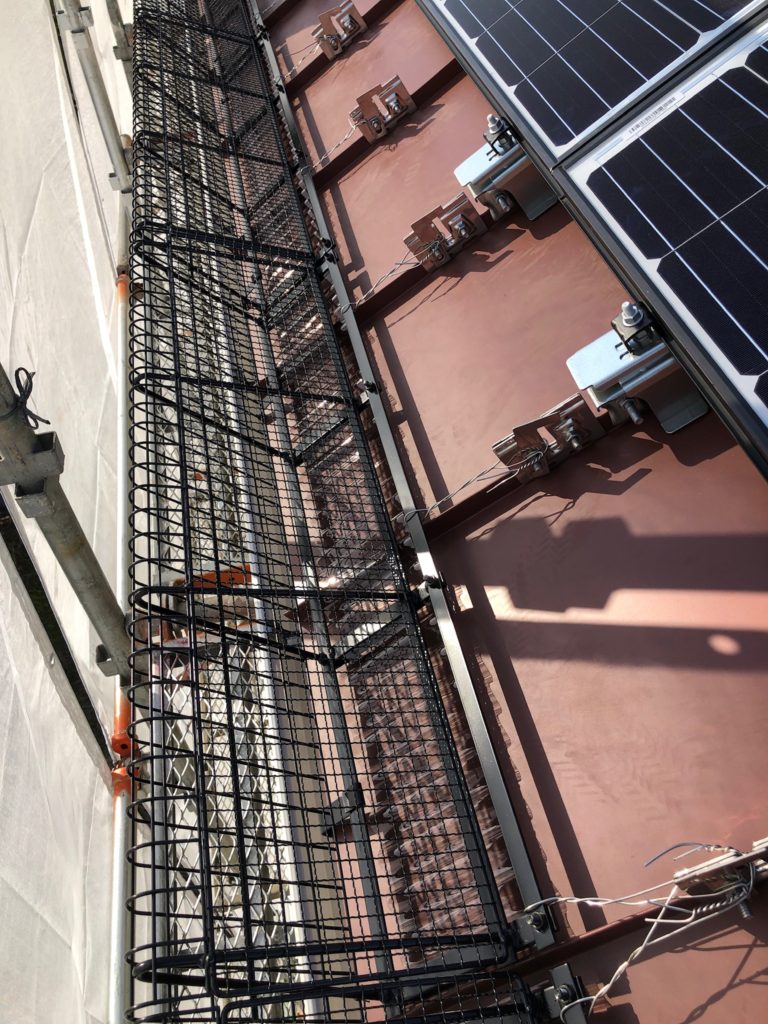 スノーメルト 太陽光ソーラーパネル落雪防止フエンス 結束線結び作業中 屋根6寸勾配