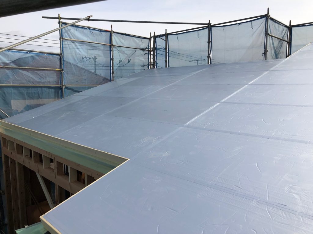 屋根　ウレタンフォーム保温板　t＝100mm　敷き込み状況