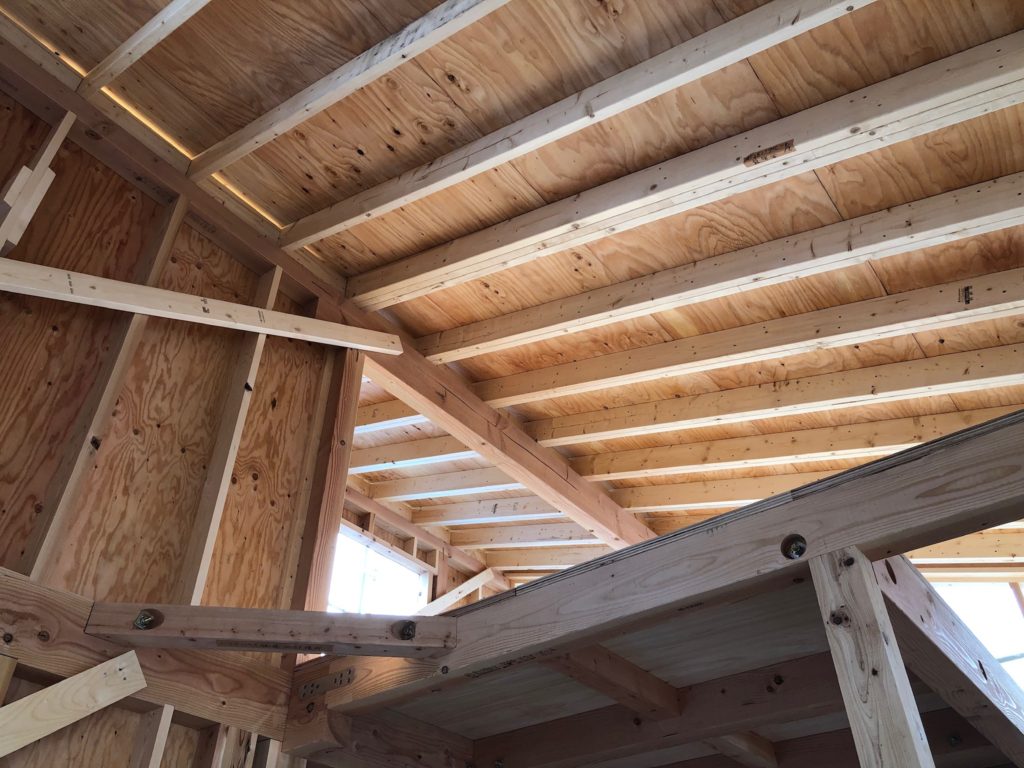 １層目屋根　垂木206材　野地板敷き終了後　屋内状況