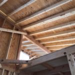 １層目屋根　垂木206材　野地板敷き終了後　屋内状況