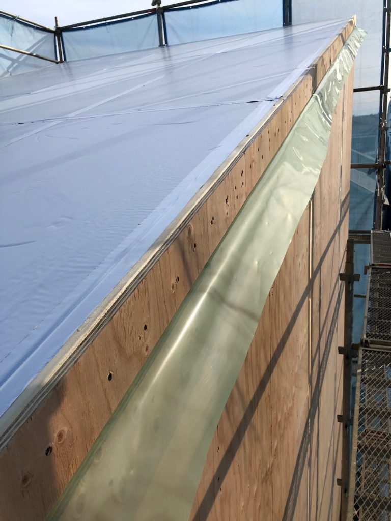 屋根　ウレタンフォーム保温板敷き込み妻側状況