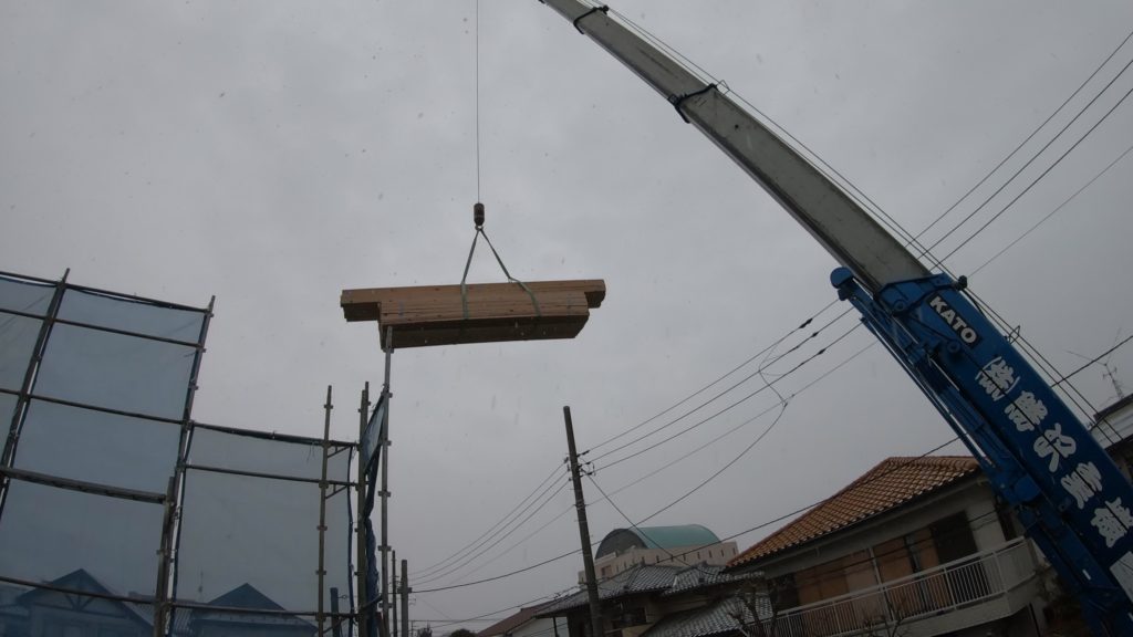在来工法　建前作業　降雪時ラフタークレーンによる吊り込み